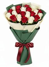 Букет Микс из красных и белых роз в Колычево