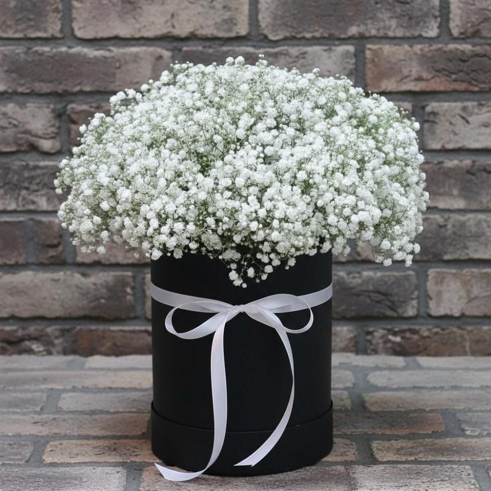 Цветочная композиция из Гипсофила в шляпной коробке в Колычево