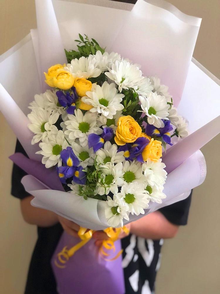 Букет цветов из: Ирисы, Хризантемы и Розы в Колычево