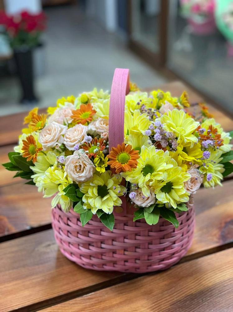 Цветочная композиция из Хризантемы и Розы в корзине в Колычево