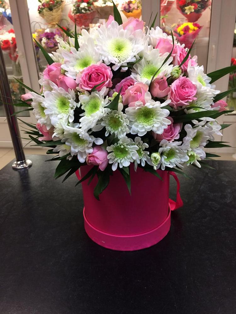 Цветочная композиция из Розы и Хризантемы в шляпной коробке в Колычево