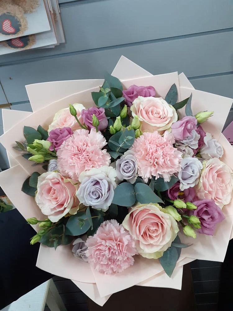 Букет цветов из: Розы, Гвоздики и Лизиантусы в Колычево